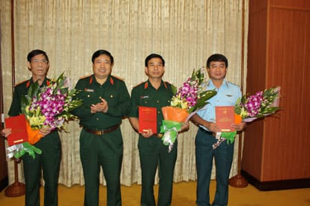 Trao quyết định bổ nhiệm chức vụ cán bộ trong quân đội