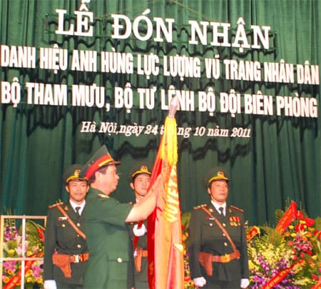 Đón nhận danh hiệu Anh hùng Lực lượng vũ trang nhân dân