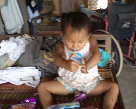 Cháu bé trong gia đình ba đời tật nguyền cần sự chung tay cứu giúp