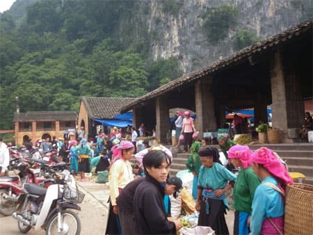 Như chợ Tết miền xuôi