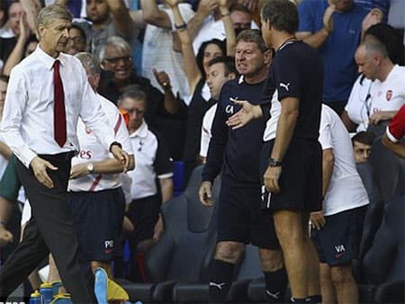 HLV Wenger lại từ chối bắt tay đồng nghiệp