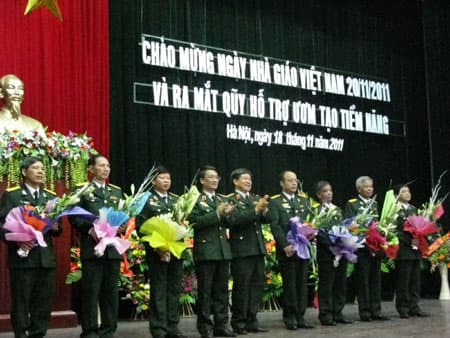 Mít tinh kỷ niệm ngày nhà giáo Việt Nam và ra mắt Quỹ hỗ trợ “ươm tạo tiềm năng”