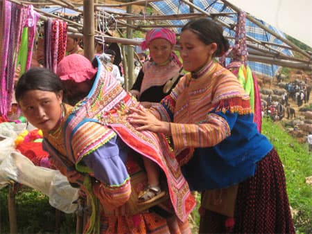 Hồn nhiên... chợ phiên Cán Cấu