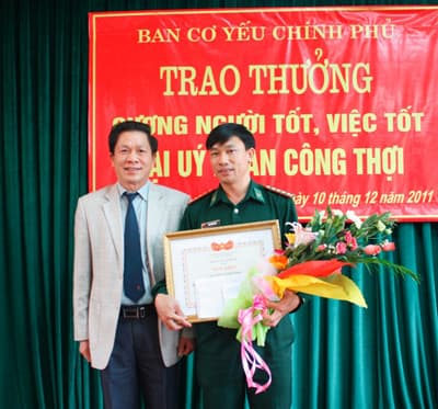 Tặng bằng khen cho Đại úy Phan Công Thợi nhặt được 137 triệu đồng trả lại người bị mất