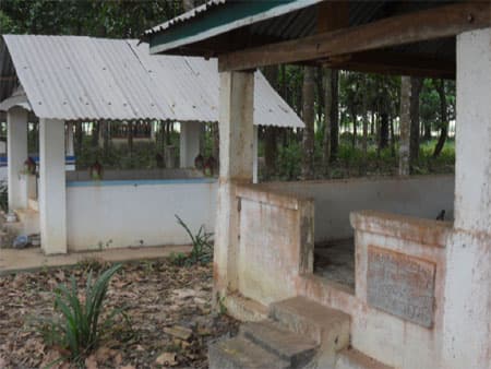 Vườn mộ chùa Thác Rác
