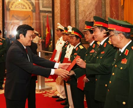 Trao quyết định thăng quân hàm Thượng tướng và Đô đốc cho 9 cán bộ cấp cao LLVT nhân dân