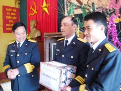 Vượt trùng dương mang Tết ấm cho lính đảo xa