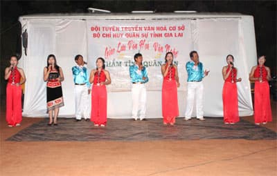 Ngày xuân về với buôn làng