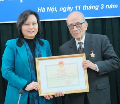 Giáo sư Vũ Khiêu bàn giao tài liệu cho Trung tâm Lưu trữ Quốc gia bảo quản