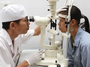 Khám chữa mắt miễn phí cho bệnh nhân ở Côn Đảo