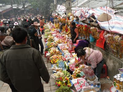 Vẫn còn những cảnh “gai mắt” ở chùa Hương