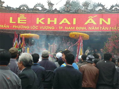 “Hậu” Lễ hội khai ấn đền Trần năm 2011