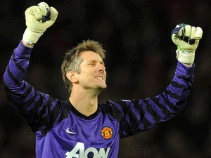 Van der Sar bày tỏ mong muốn được ở lại M.U