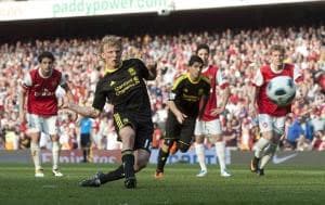 Mất điểm phút chót, HLV Wenger phàn nàn về trọng tài