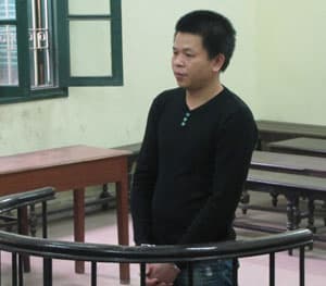 Vào tù vì vận chuyển tiền giả và hê-rô-in