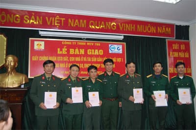 Trao giấy chứng nhận quyền sở hữu nhà cho cán bộ quân đội