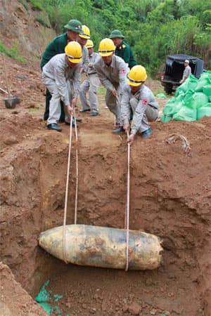 Hủy nổ an toàn quả bom nặng 750 bảng Anh