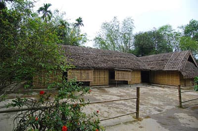 Về làng Sen thăm mái nhà tranh