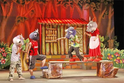 Vé đắt, khách vẫn đông!