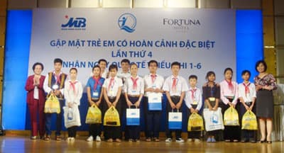 Tặng quà cho 55 em học sinh giỏi có hoàn cảnh khó khăn