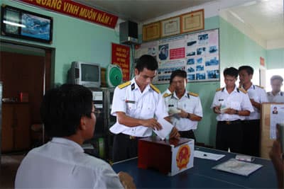 Cử tri dầu khí Vietsovpetro và một số đơn vị Vùng B Hải quân bầu cử sớm