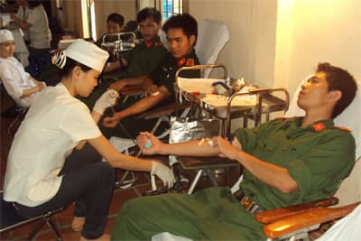 Phối hợp tổ chức chương trình hiến máu cứu đồng đội