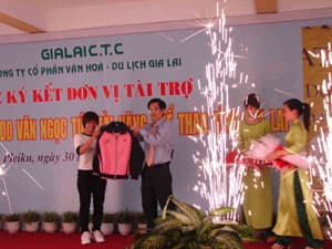 Nữ hoàng Judo Đông Nam Á Văn Ngọc Tú  nhận “Áo mới Gia Lai - CTC”
