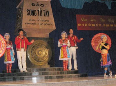 Văn công Tây Bắc hát trên đảo Trường Sa