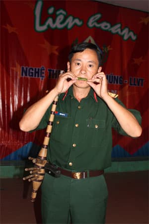Chàng Trung úy người Mông đam mê khèn