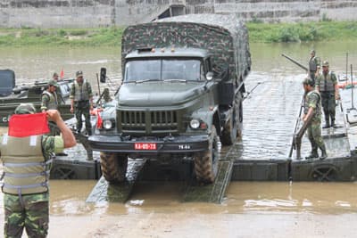 Đoàn cán bộ, học viên Học viện Quốc phòng thăm và làm việc tại Lữ đoàn Công binh 575 (Quân khu 1)
