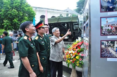 Cuốn sử sống của quân đội anh hùng