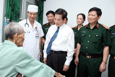 Khắc ghi công lao của các thương binh, bệnh binh và người có công