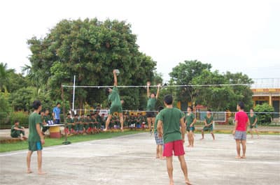Cán bộ đồng thời là… “thầy chơi”