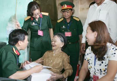 Trao quà cho gia đình chính sách ở Hà Tĩnh