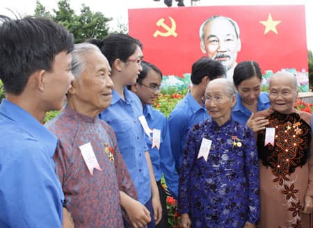 Mít tinh tưởng niệm các anh hùng liệt sĩ