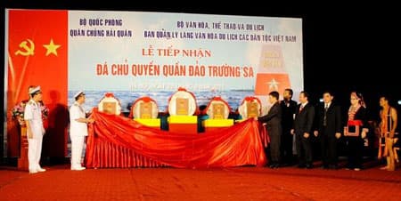 Làng Văn hóa Du lịch các dân tộc Việt tiếp nhận đá chủ quyền Trường Sa