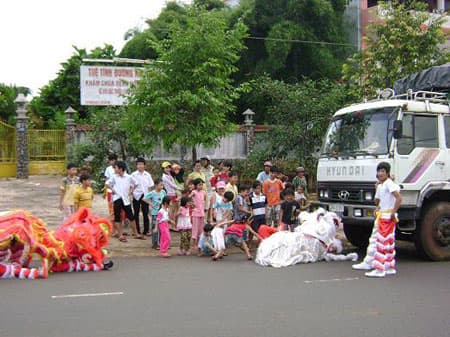 Múa Lân chặn ô tô xin tiền