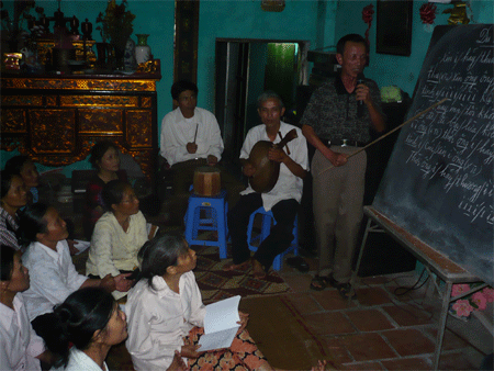 Âm thầm giữ nhịp chèo quê hương