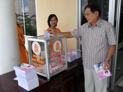 Phát hành sách ủng hộ nạn nhân chất độc da cam