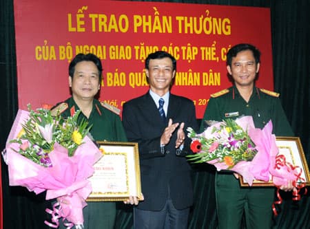 Bộ Ngoại giao tặng Bằng khen và Kỷ niệm chương cho các tập thể và cá nhân Báo Quân đội nhân dân