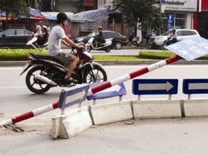 Lao xe vào dải phân cách, một người thiệt mạng