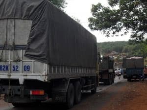 Bình Phước: Xe đầu kéo chết máy, ùn tắc dài 20km