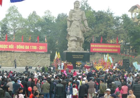 Cán bộ làm gương trong mùa lễ hội