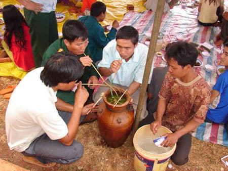 Mang Tết đến cho bà con vùng biên giới Mo Rai