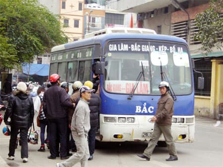 “Nhồi nhét” khách, tăng giá cước trên xe, tại bến