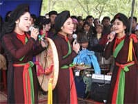 Vấn vương ngày thơ; rải tiền bừa bãi ở Văn Miếu; hội Lim xác lập kỷ lục