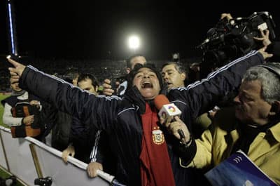 Thắng ở Centenario, Maradona cùng Argentina vượt qua số phận