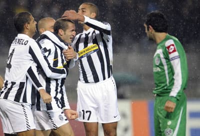 Juve thắng nhọc nhằn, Bayern ngã ngựa
