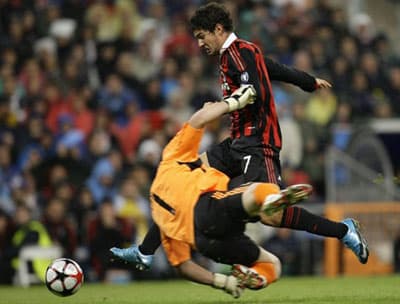 Pato toả sáng, AC. Milan bắn hạ “kền kền trắng” ngay tại Santiago Bernabeu