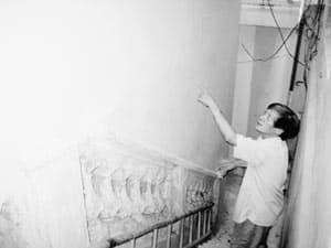 “Bó tay” trước việc ngôi nhà cổ bị xâm hại?
